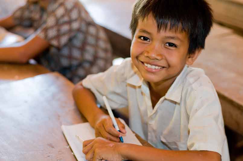 un enfant par la main