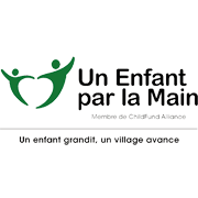 un enfant par la main